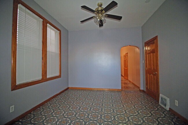 Building Photo - 2929 W Belmont Ave