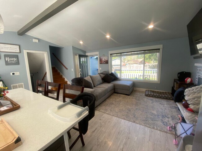 Foto del edificio - Beautifully Maintained 3 Bedroom 2 Bath Home with Garage and Fenced Yard! Pets Welcome!