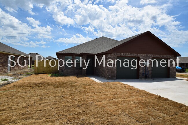 Building Photo - Adorable 2 bedroom with large yard