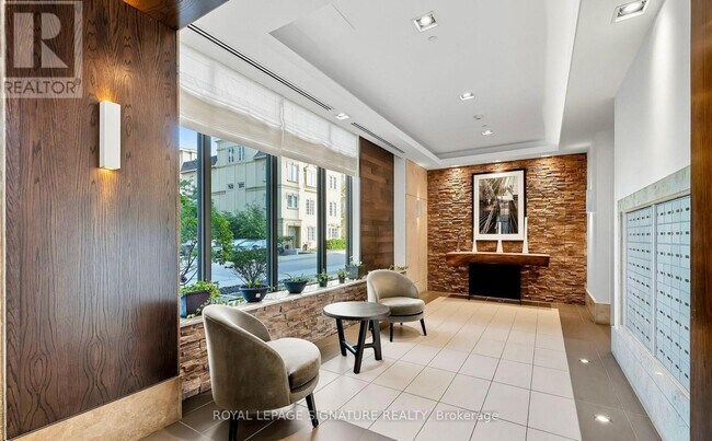 Photo du bâtiment - 1215 Bayly St