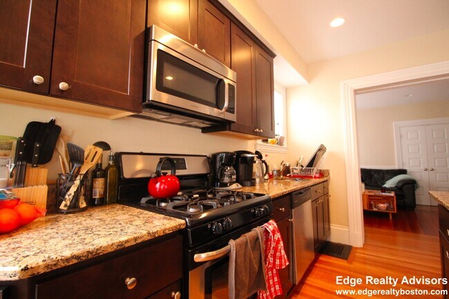 Building Photo - 66 Montcalm Ave