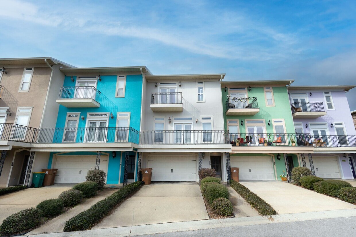 Primary Photo - CLOSE TO THE BEACH IN LONG BEACH - 2 BED 2...