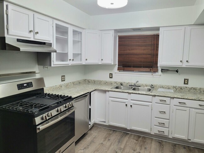 Building Photo - 8915 Santa Clara Dr