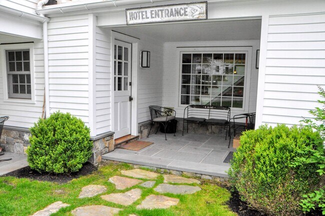 Building Photo - 38B Woodside Ave