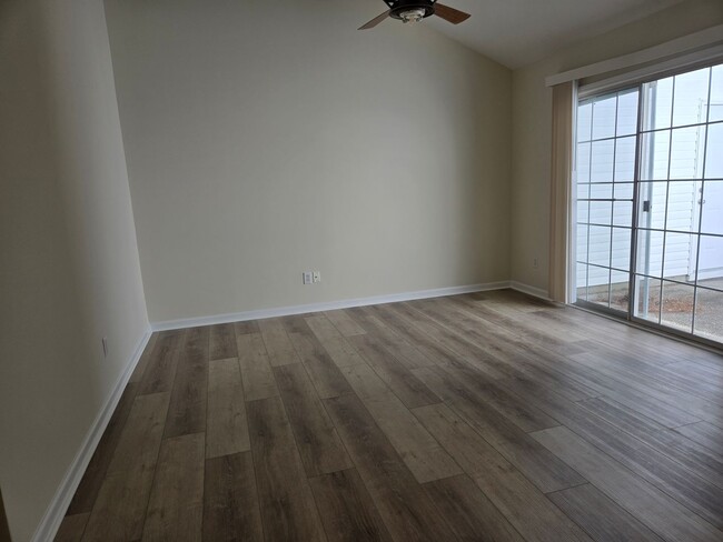 Foto del edificio - Merestone -Single Story Townhome,  Near by Shopping &  Halyburton Park, Lawn & Trash Included