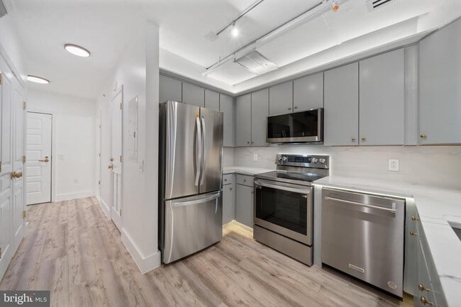 Building Photo - 616 E St NW