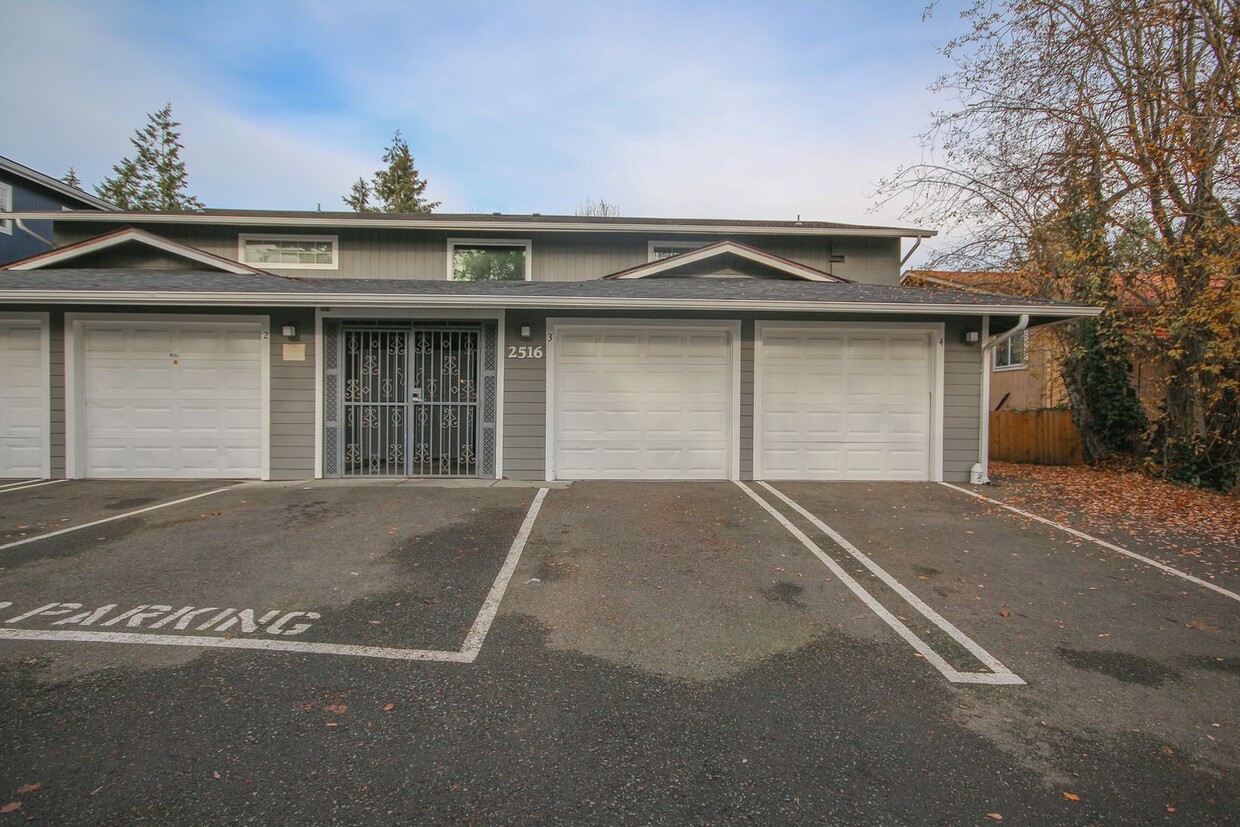 Primary Photo - Ground Floor! 3BR Unit in Federal Way