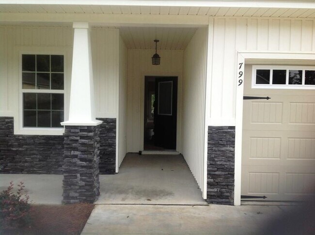 Building Photo - 799 Brooke Manor Dr