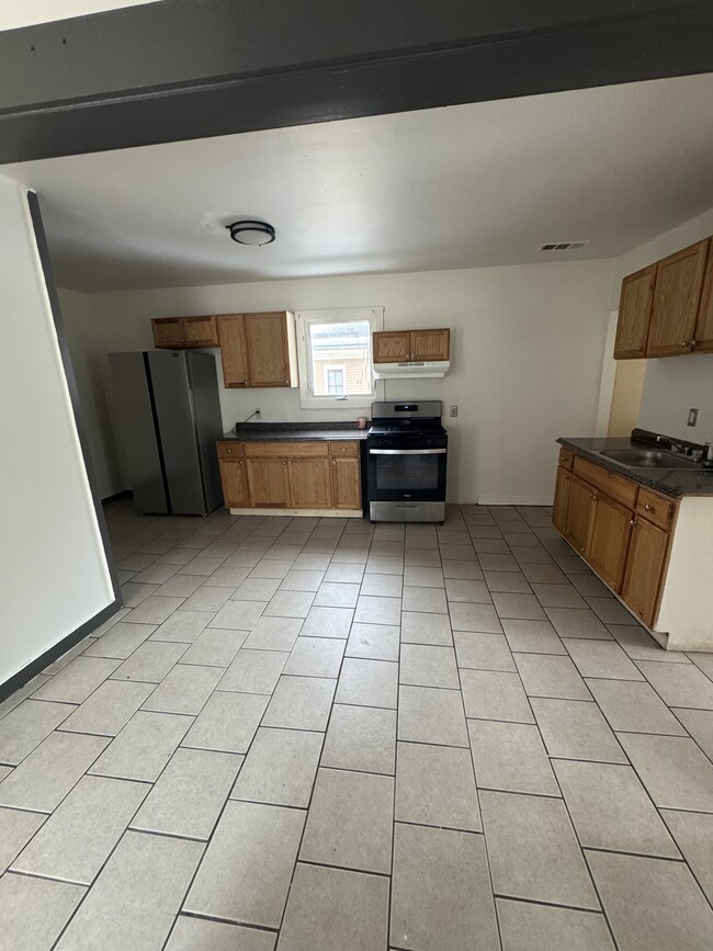 Building Photo - 27 Lilac St