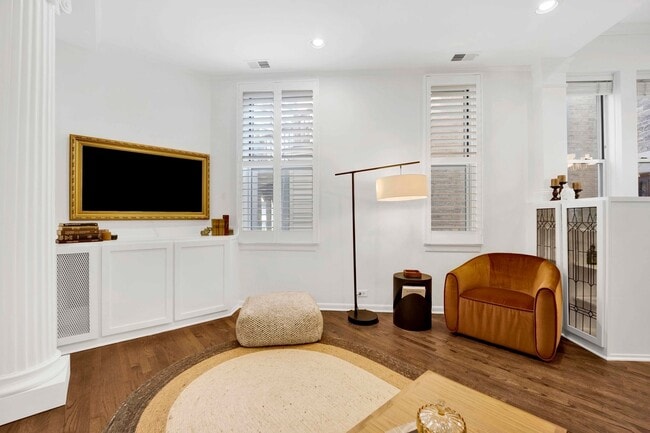 Living room - 223 W Wisconsin St Apartment