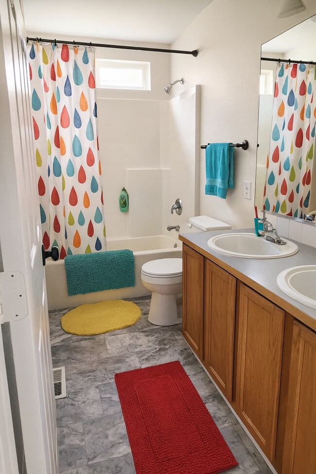 Building Photo - ****GATED AREA, 4 BDR w/LOFT****