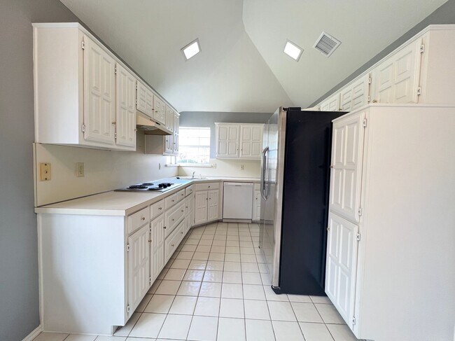 Building Photo - Light And Bright 3/2.5/2 in Carrollton For...