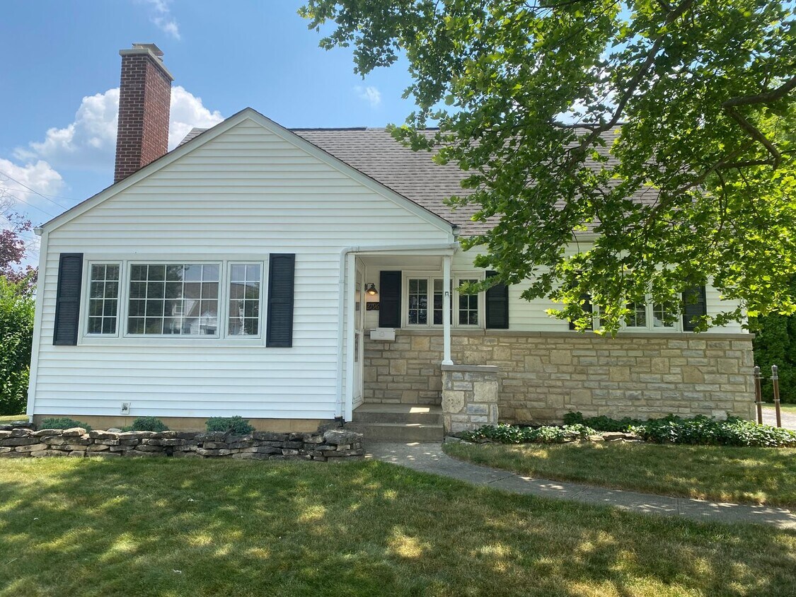 Primary Photo - 3 Bedroom 1.5 Bathroom Single Family Home ...