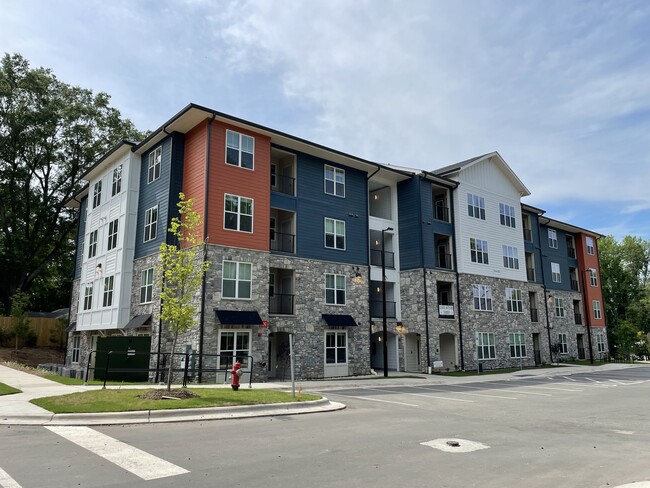 Vista frontal del edificio principal - Fox Crossing Luxury Apartments