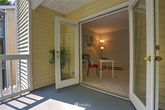 Building Photo - 2 Bedroom 2 bath ground floor condo at Mer...