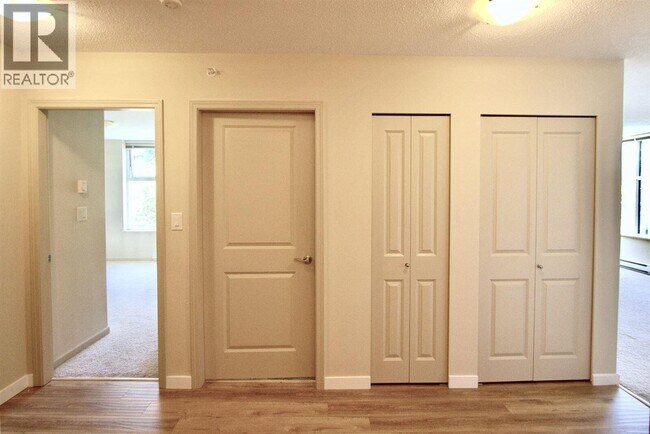 Photo du bâtiment - 9232 University Crescent