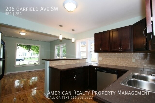 Foto del edificio - 206 Garfield Ave SW