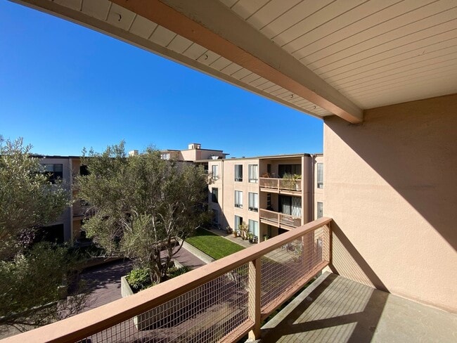 Building Photo - One Bedroom Condo Available in Watergate Community/Emeryville!