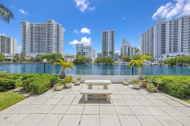 Foto del edificio - 2445 Lake Pancoast Dr