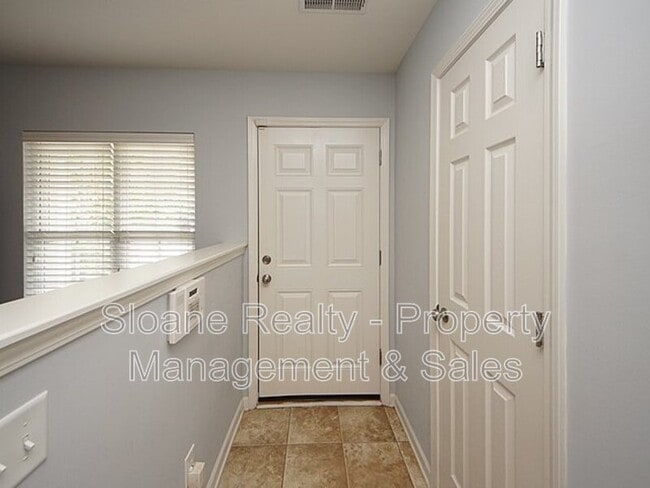 Building Photo - 572 Truman Dr