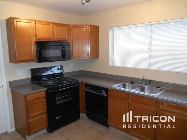 Building Photo - 4772 W Tonto Dr