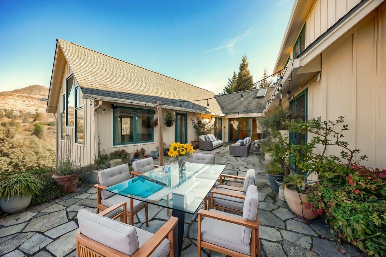 Primary Photo - STUNNING 3000 sq ft HOME OFF HILLCREST RD