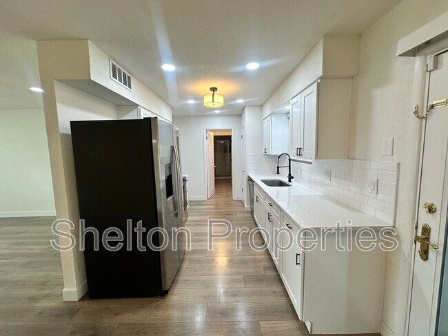 Foto del edificio - 10806 W Camelot Cir