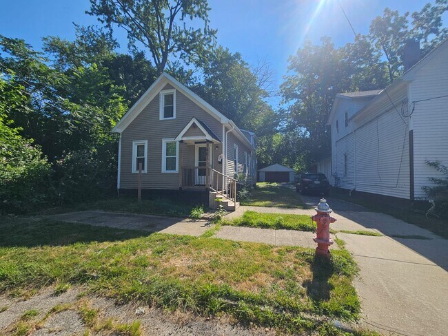 Foto del edificio - Spacious 4-Bedroom Cleveland Home with Updated Flooring & 2-Car Garage