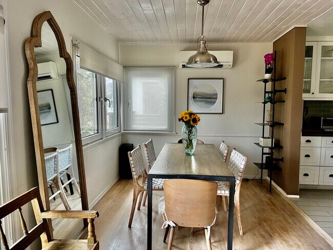 Dining room - 734 Appleby St