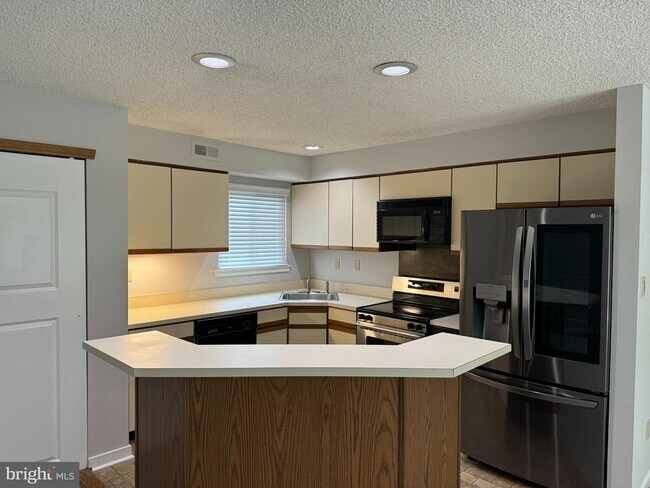 Building Photo - 817 Chanticleer