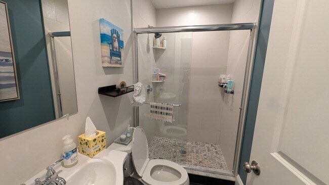 Foto del edificio - Newton Townhouse Available for Summer Move-In
