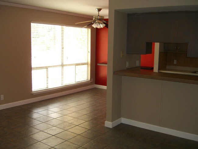 Building Photo - 500 E Riverside Dr