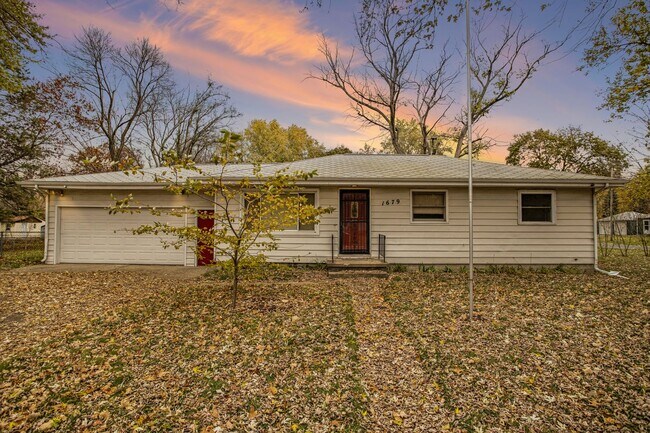 Foto del edificio - Beautiful Remodeled 3/1 home with large yard! - Ask about our Deposit Free Leasing opportunity!