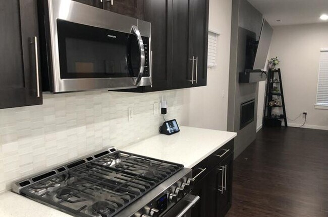 Building Photo - Beautiful Modern Bothell Home with Stunning Views