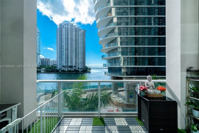 Foto del edificio - 300 S Biscayne Blvd