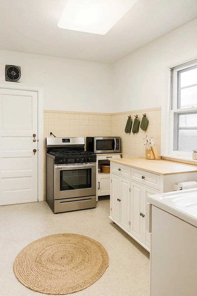 Foto del edificio - 4839 N Kenneth Ave