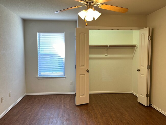 Foto del edificio - 3 bedroom/2 bath duplex in Midway ISD