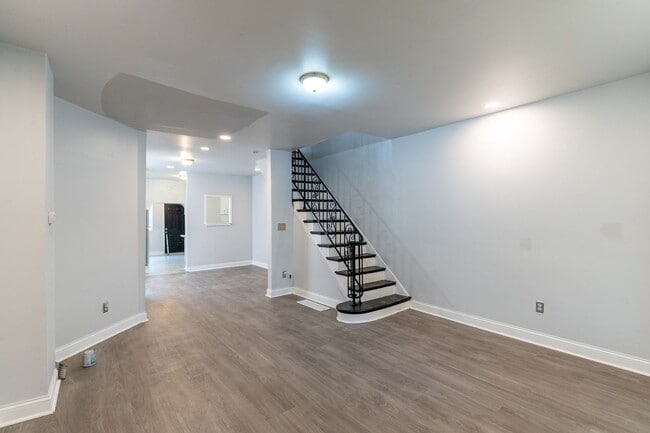 Building Photo - Newly rehabbed 3 bedroom 1.5 bath unit