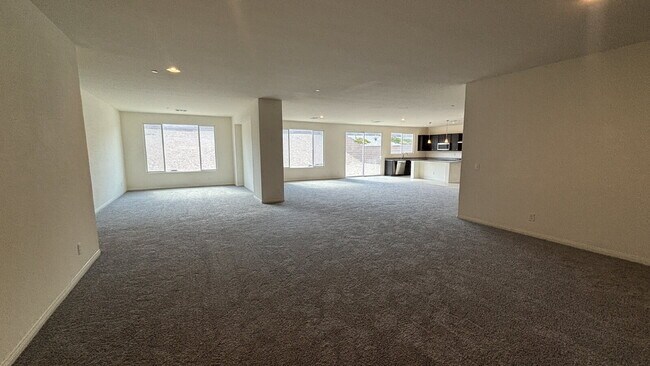 Foto del edificio - One Story 6-bedroom Home with Attached Casita