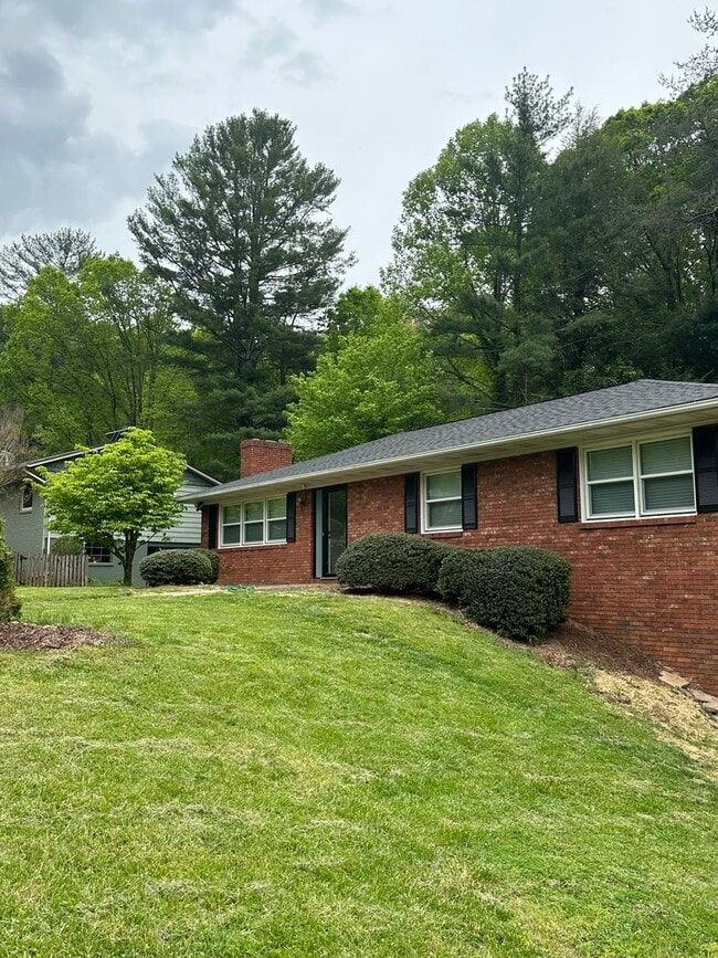 Building Photo - 11 Mountainbrook Rd