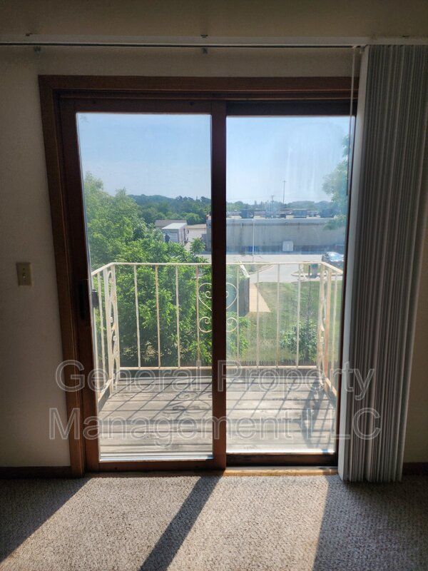 Foto del edificio - Large 2 Bedroom, 1 Bathroom Apartment with...