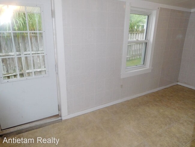Building Photo - 2 br, 1 bath House - 17 Beech St.