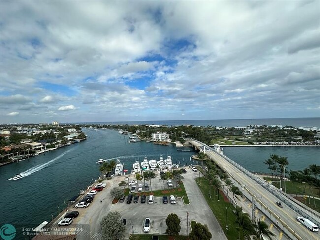 Building Photo - 2639 N Riverside Dr