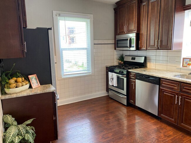 Foto del edificio - Beautiful Renovated Home with Garage!
