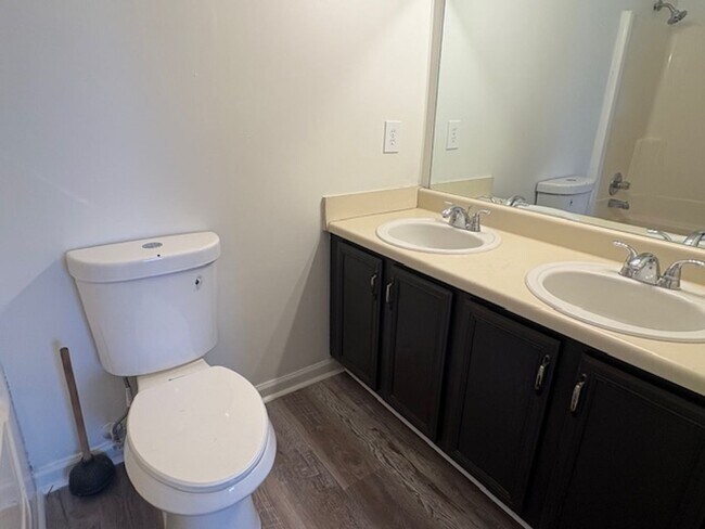 Building Photo - 203 Lake Forest Dr