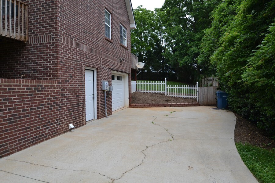 Building Photo - Viewmont house for rent in Hickory