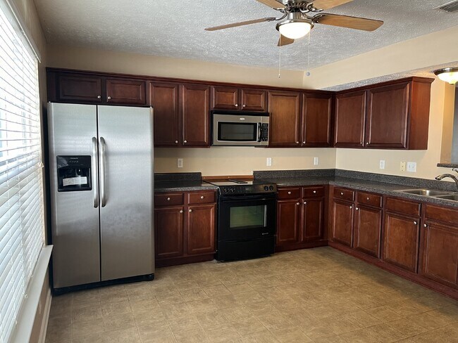 Building Photo - "Charming 2-Bed, 2.5-Bath Townhouse with 1...