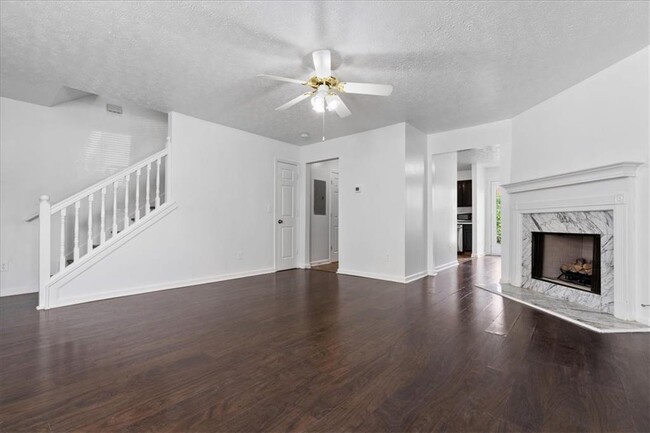 Foto del edificio - 5707 Windfall Ln