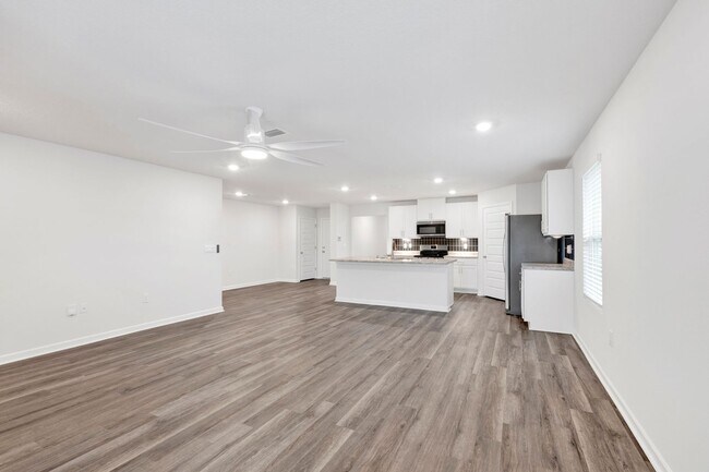 Foto del edificio - Spacious 5 Bedroom Home with Community Pool