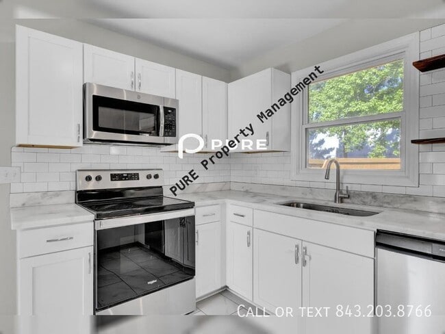 Building Photo - YOUR NEW HOME AWAITS... Beautiful 3 BD/2 B...